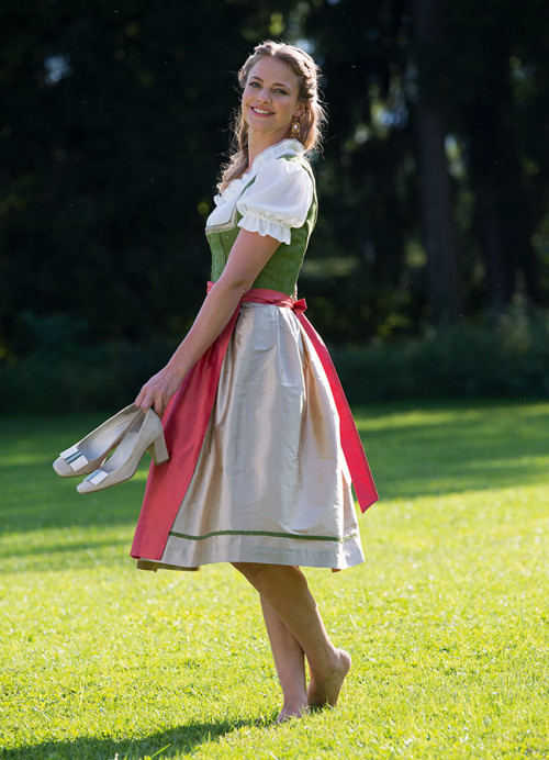 https://dirndl-online.net/wp-content/uploads/2014/02/5_RGB_dirndl_7-500x692.jpg