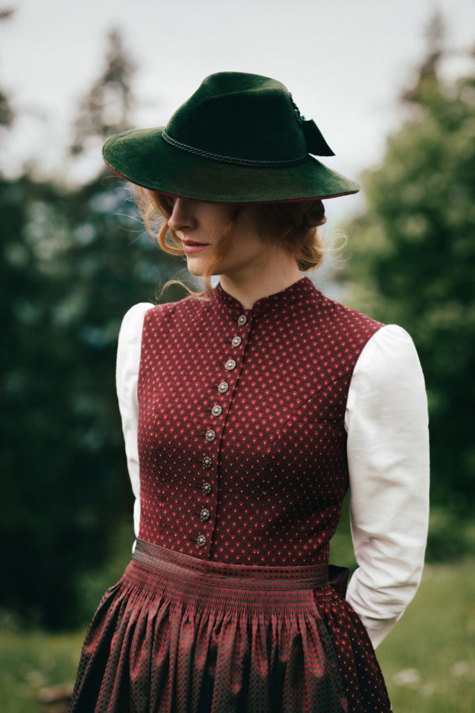 dunkelrotes Dirndl hochgeschlossen, Lena Hoschek 2018/2019